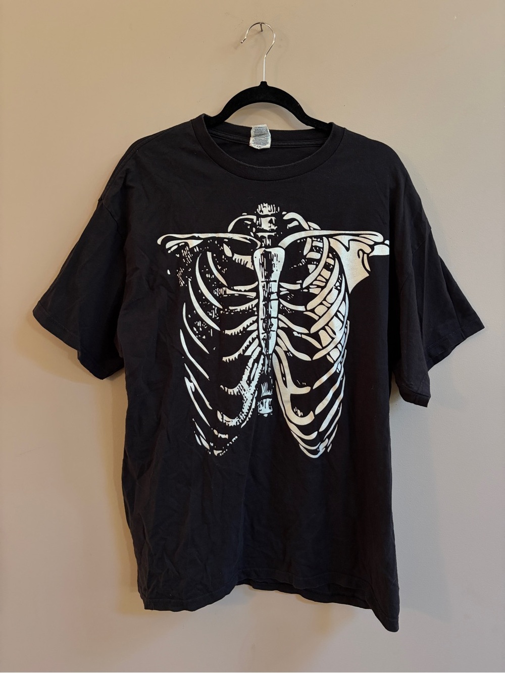 Delta Pro Weight Vintage Skeleton Rib Cage Graphic Black & White T-Shirt Top